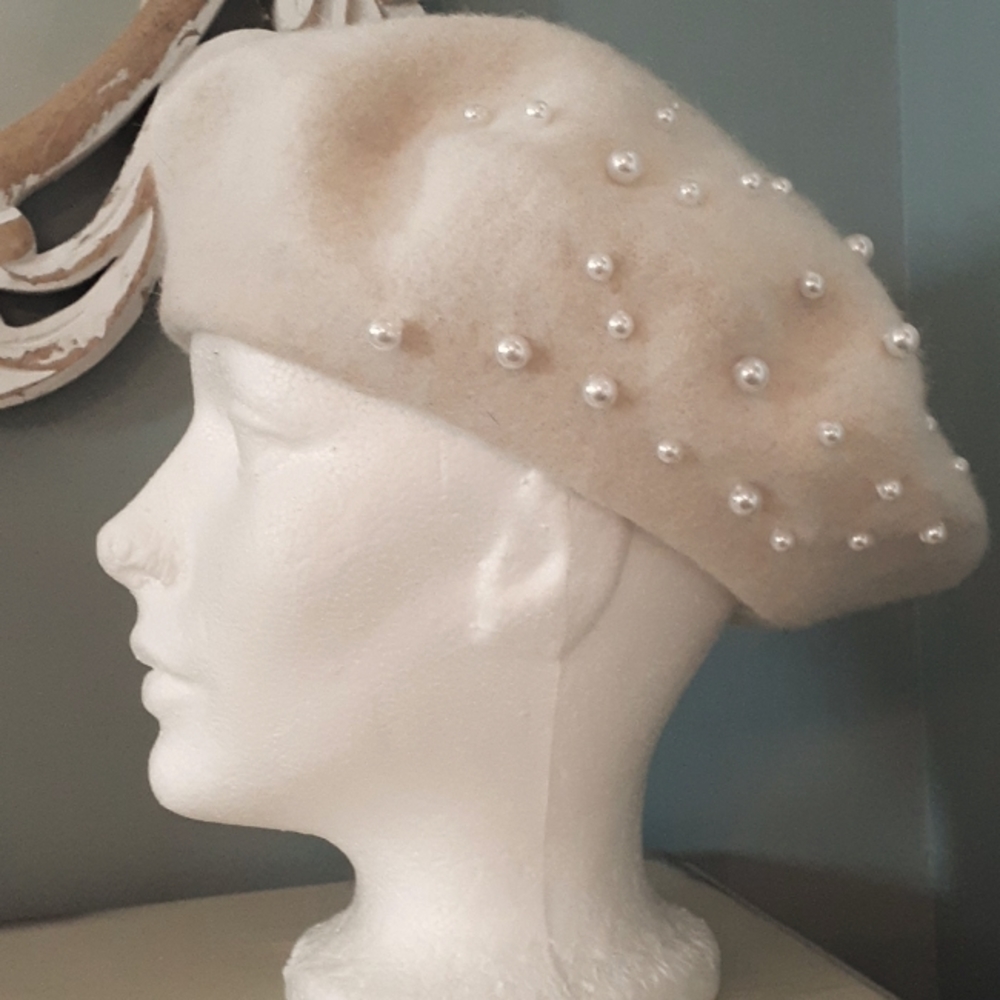 % Collection Eighteen cream wool beret with pearl accents
